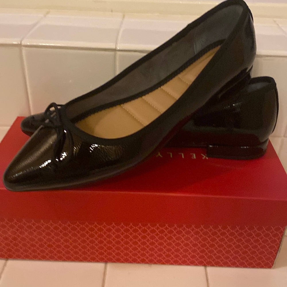 NWT Black patent leather ballet flats with bow. Size 9.5 Kelly & Katie